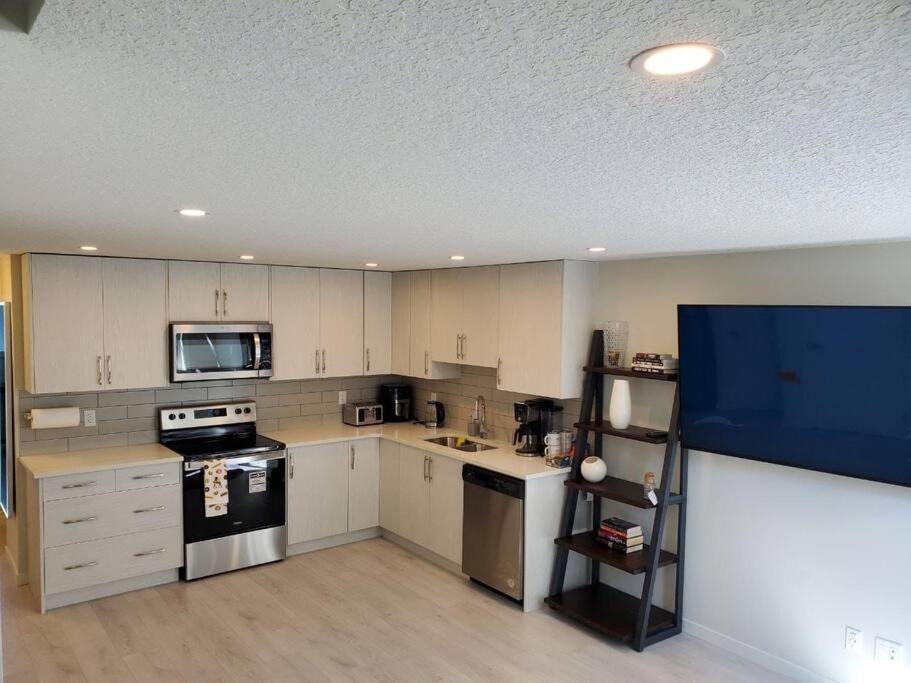 YYC Cozy Rockland Park Unit+Parking 아파트 외부 사진