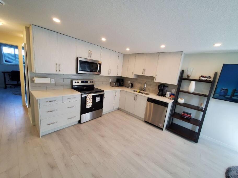 YYC Cozy Rockland Park Unit+Parking 아파트 외부 사진