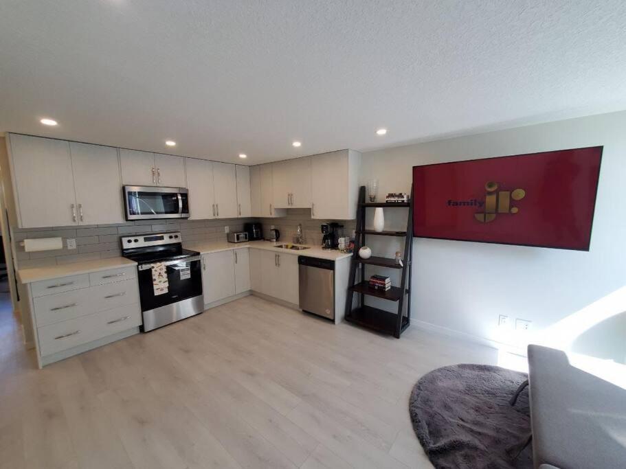 YYC Cozy Rockland Park Unit+Parking 아파트 외부 사진
