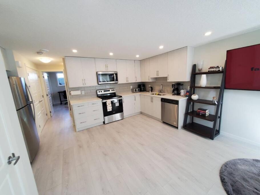 YYC Cozy Rockland Park Unit+Parking 아파트 외부 사진