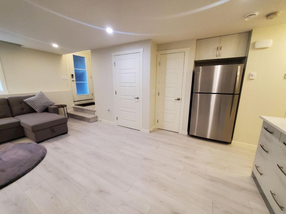 YYC Cozy Rockland Park Unit+Parking 아파트 외부 사진