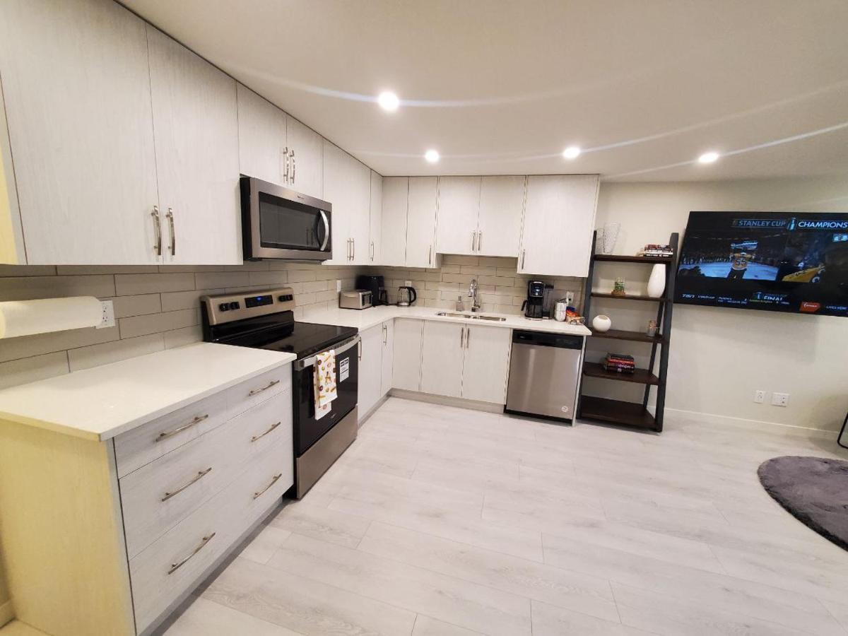 YYC Cozy Rockland Park Unit+Parking 아파트 외부 사진