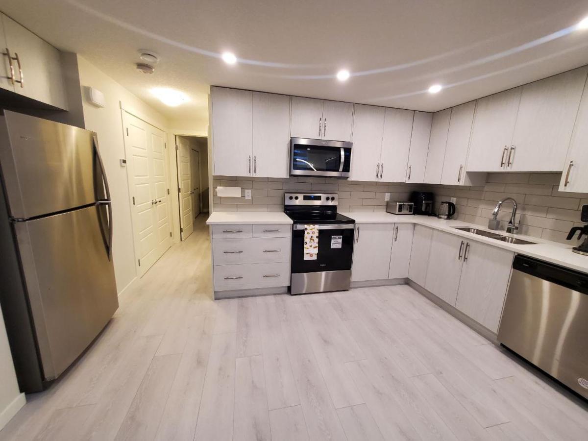 YYC Cozy Rockland Park Unit+Parking 아파트 외부 사진