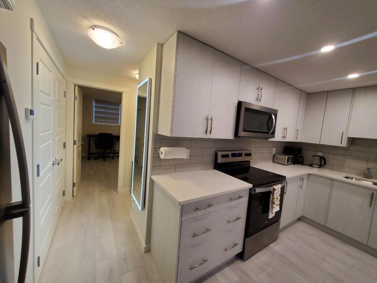 YYC Cozy Rockland Park Unit+Parking 아파트 외부 사진