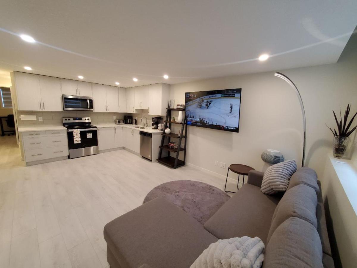 YYC Cozy Rockland Park Unit+Parking 아파트 외부 사진