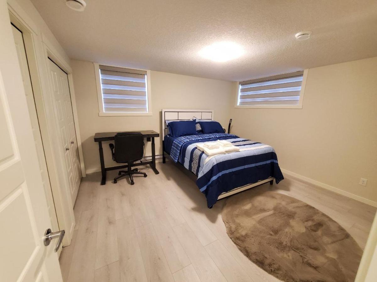 YYC Cozy Rockland Park Unit+Parking 아파트 외부 사진