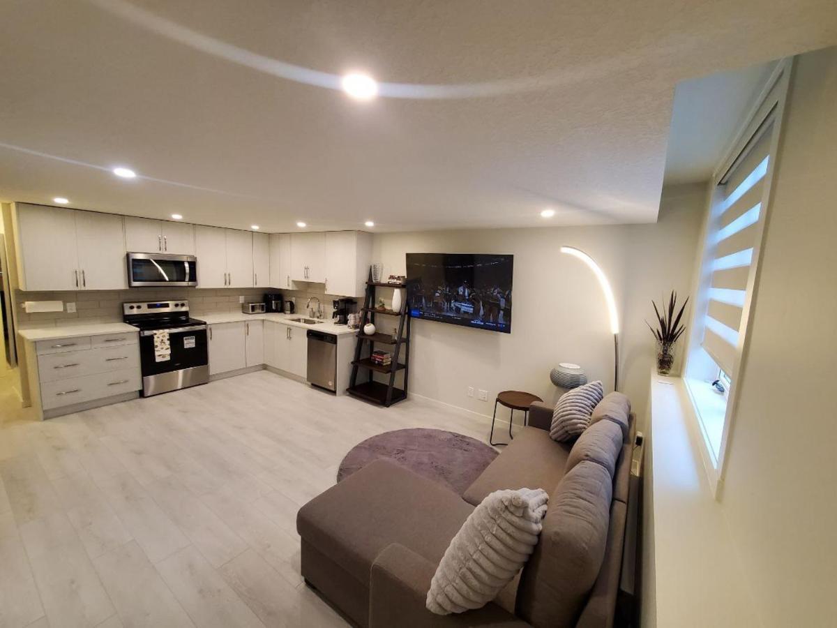 YYC Cozy Rockland Park Unit+Parking 아파트 외부 사진