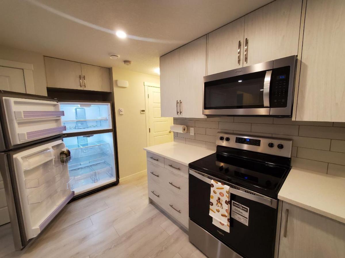 YYC Cozy Rockland Park Unit+Parking 아파트 외부 사진