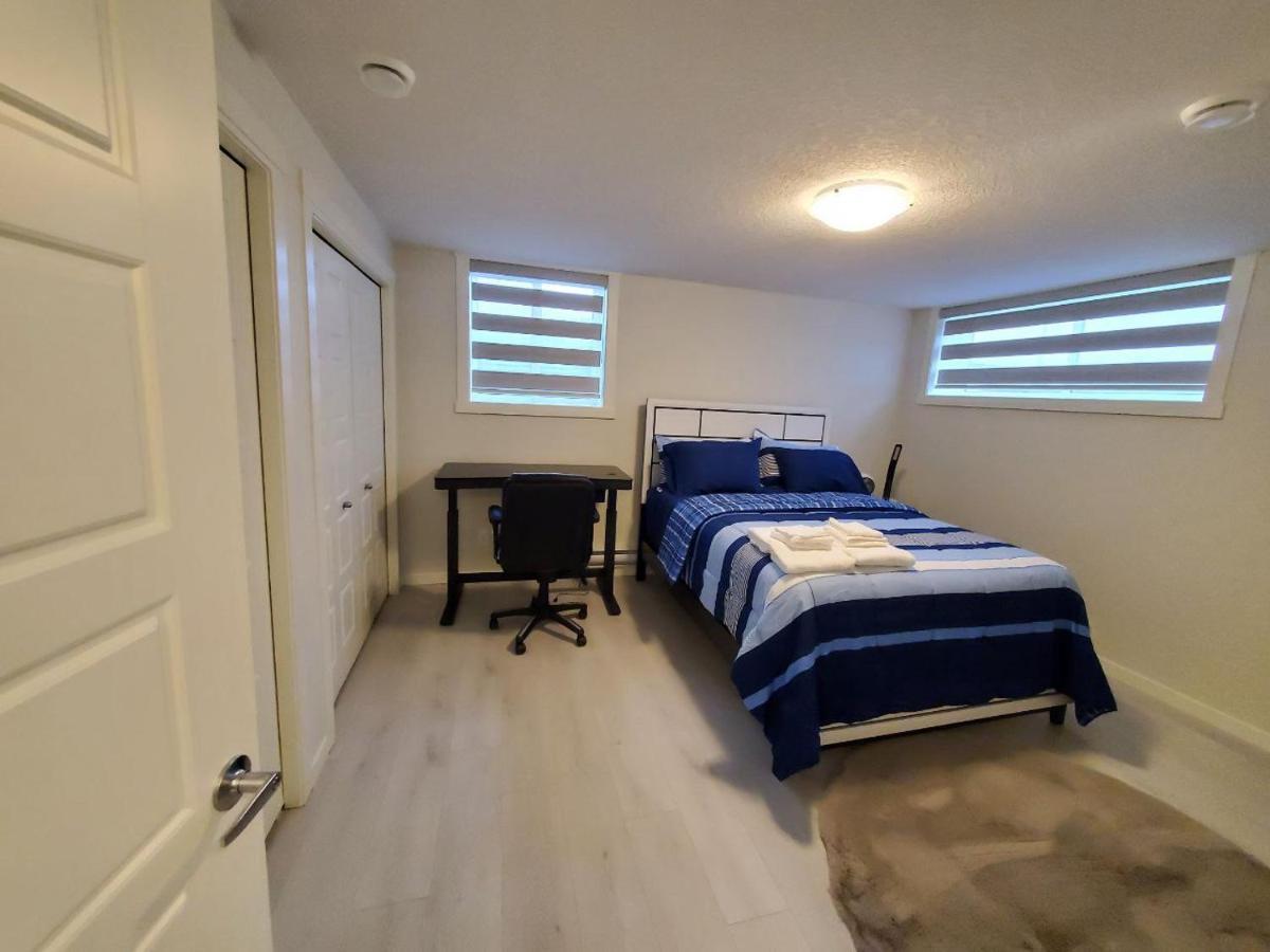 YYC Cozy Rockland Park Unit+Parking 아파트 외부 사진