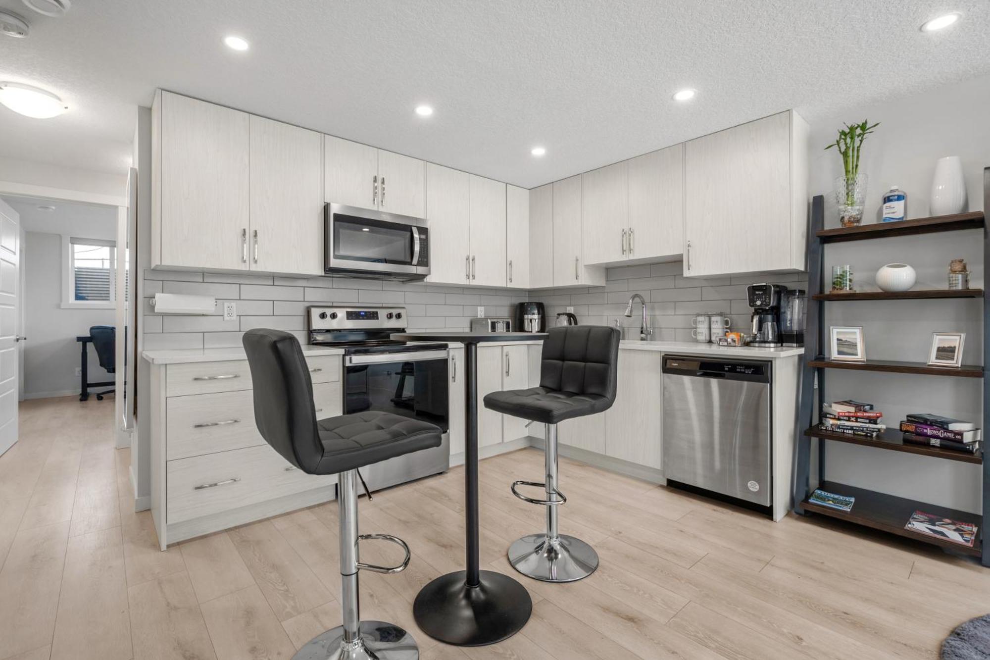 YYC Cozy Rockland Park Unit+Parking 아파트 외부 사진