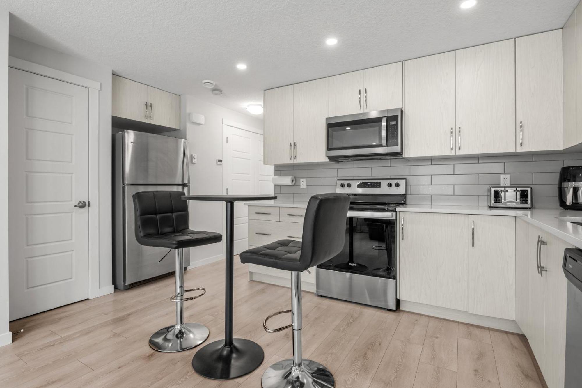 YYC Cozy Rockland Park Unit+Parking 아파트 외부 사진