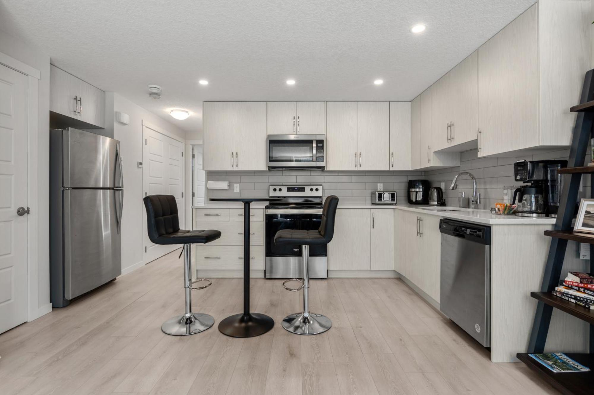YYC Cozy Rockland Park Unit+Parking 아파트 외부 사진