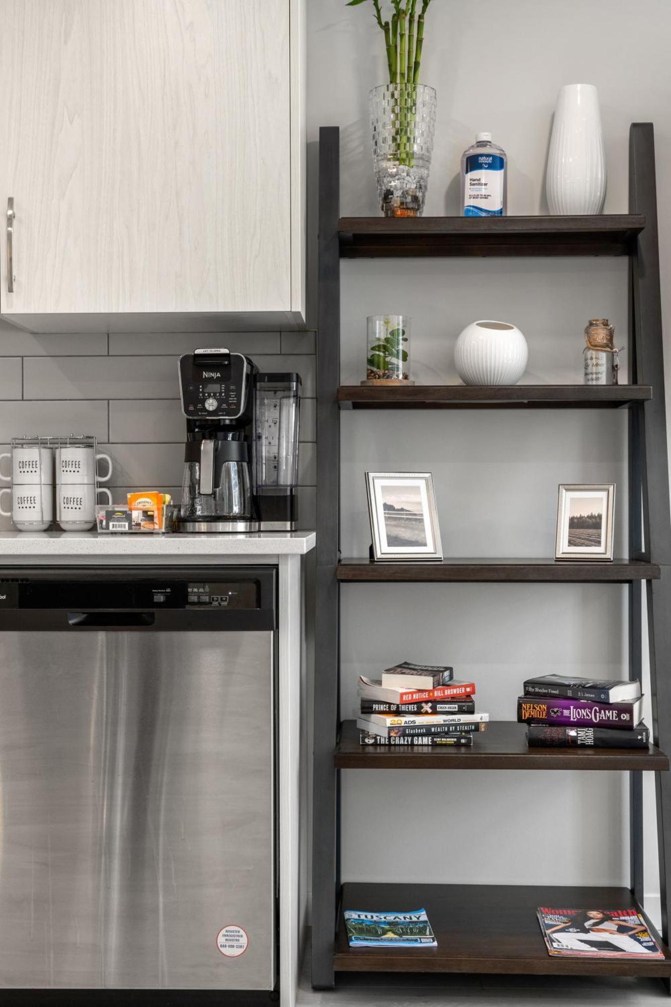 YYC Cozy Rockland Park Unit+Parking 아파트 외부 사진