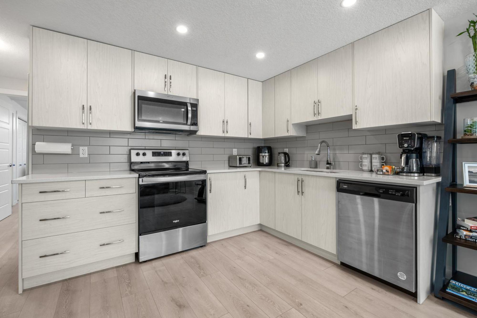 YYC Cozy Rockland Park Unit+Parking 아파트 외부 사진