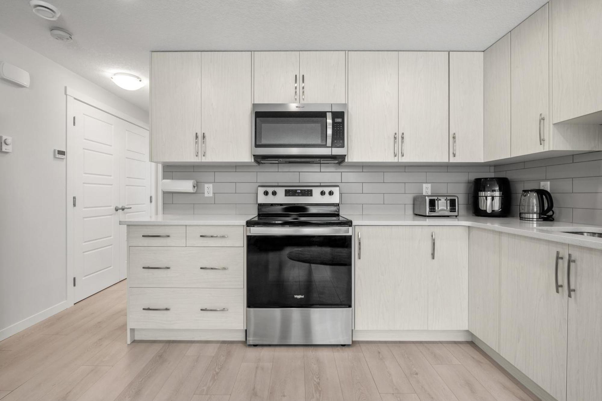 YYC Cozy Rockland Park Unit+Parking 아파트 외부 사진